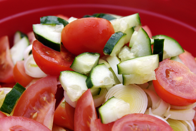 Zeleninový šalát, rajčiny, uhorka, zdravé stravovanie, diéta.jpg
