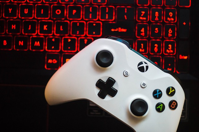 Biely ovládač z Xbox One S.jpg
